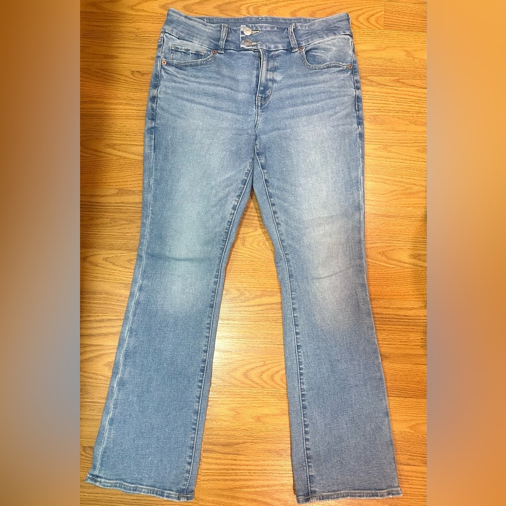 American Eagle Outfitters Light Blue Flare Jeans size 8 short